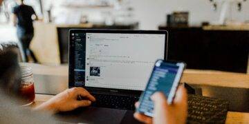 How To Experience VR On Your Smartphone